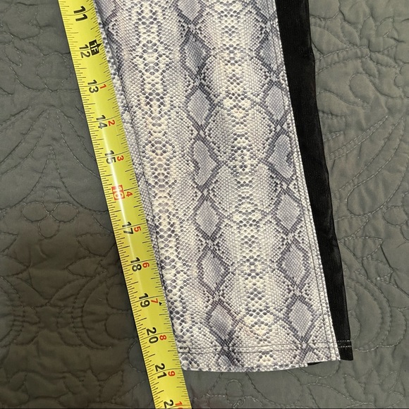 Onzie Leggings Snakeskin Crop Mesh Panel Size Small - Picture 11 of 12